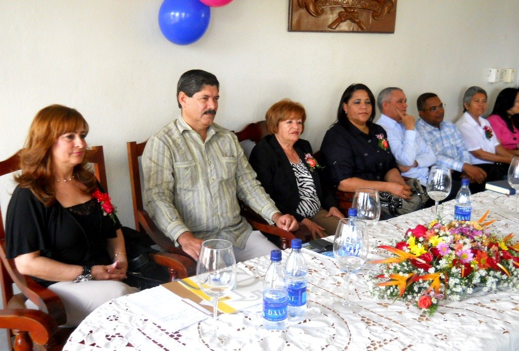 Mesa de honor en Reconocimientos a un grupo de mujeres que se han destacados en las actividades educativas por El Ministerio de la Mujer
